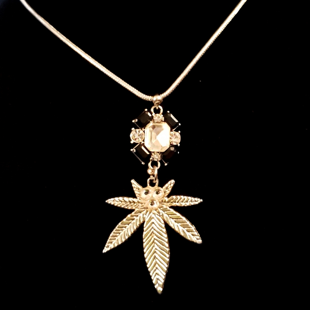 Handmade Sliver Laced weedleaf necklace